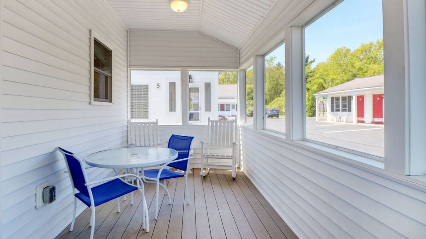 Carriage House Motel Cottages & Suites