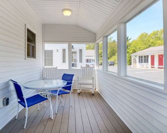 Carriage House Motel Cottages & Suites - Wells - Balcón