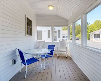 Carriage House Motel Cottages & Suites - Wells - Balcon