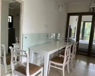 Casa Legend Suites Candolim Goa - Candolim - Comedor