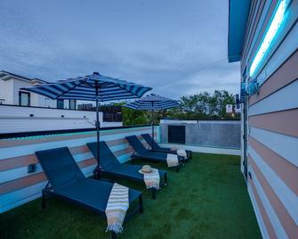 Ultra Heated Rooftop Pool! Arcade, Elevator, Ev Charger, Sleeps 11, Full Home - Pleasant View - Balcony