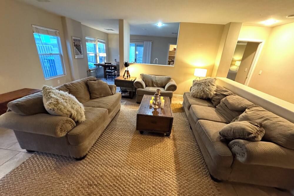 3-bedroom 2-bath house perfect for both visiting the Strip & Red Rocks - Las Vegas - Living room