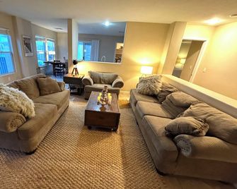 3-bedroom 2-bath house perfect for both visiting the Strip & Red Rocks - Las Vegas - Living room
