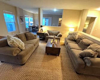 3-bedroom 2-bath house perfect for both visiting the Strip & Red Rocks - Las Vegas - Sala de estar