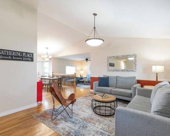 Business in Front and Fun in the Back Pets too - Orem - Living room