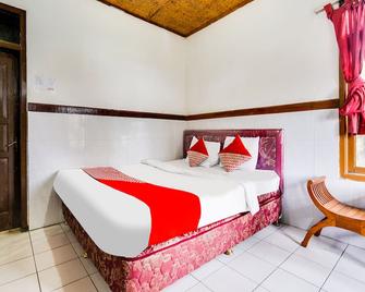 Pondok Gembyang Hotel Air Panas Alam By OYO Rooms - Ciwidey - Habitación