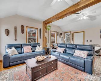 Eclectic & Whimsical themed Apt w/ Free Parking & Pet-Friendly - Wallingford - Living room