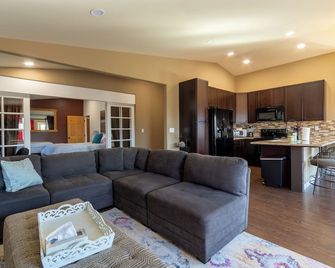 Charming 3-bedroom barndominum with stunning views - Enumclaw - Sala de estar