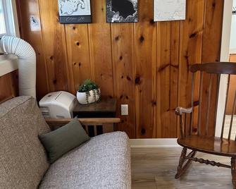 Lakefront 2 Bedroom Cottage Getaway on Chippewa Lake, Michigan - Evart - Living room