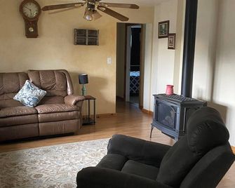 Rustic Country 2-bedroom house with gas fireplace. - Worland - Living room