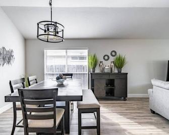 Cozy large home near Lackland AFB, Perfect Stay - San Antonio - Comedor