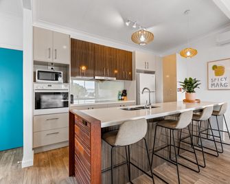 Lakeside 2-Bed Retreat with Sunny Balcony - Budgewoi - Cocina