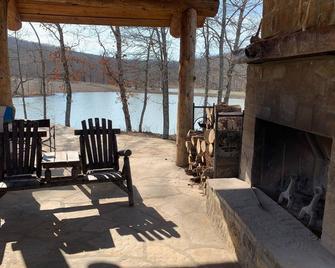 The lodge at the 4300 acre Hunt Mill Hollow Ranch is a wildlife destination. - Stilwell - Patio