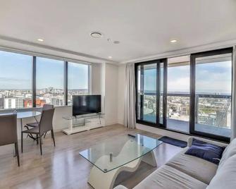 Fabulous High Floor Landmark Views 2 Bedroom 2 Bathroom Apartment - Auckland - Sala de estar