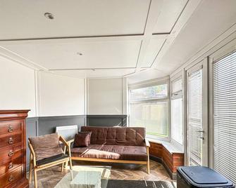 5 bed, 2.5 bath home - Manchester