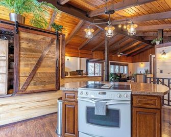 Hilltop Hideaway - Bigfork - Küche