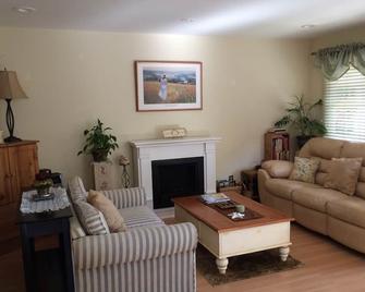 Cottage By The Shore - Summer Rental - Brick - Living room