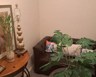 Apartment in the Heart of Woodside - كوينز - غرفة معيشة