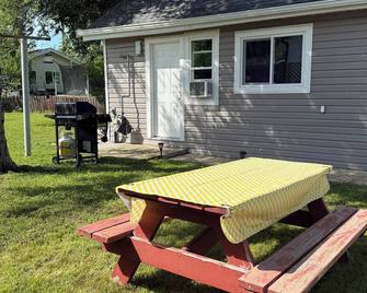 House 5 minute walk to downtown - Drumheller - Innenhof