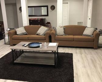 Spacious Unit with Mountain View - New Market - Вітальня