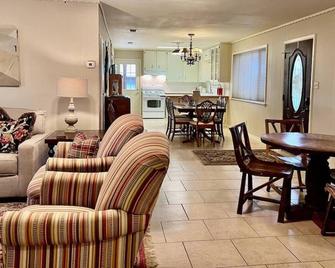Birmingham House - Updated and Spacious - Llano - Living room