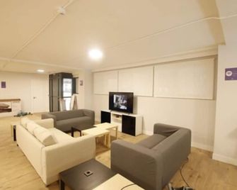 Bilbao Metropolitan Hostel by Bossh Hotels - בילבאו - סלון