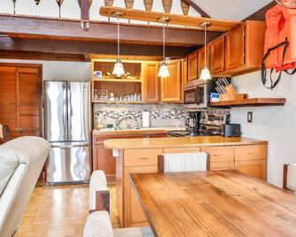 Lakefront Cottage w Fireplace, Private Lake Access, Dock, Big Yard, Free Boating - Albrightsville - Kitchen