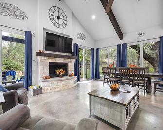 Private Lake Travis Home With Hot Tub Am - Leander - Living room