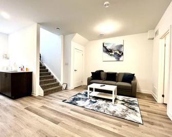 Chalet inspired home in Niagara - Welland - Living room