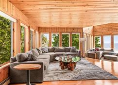 Huge Vacation Home 10 Mins to Lutsen- On the Lake! - Tofte - Living room