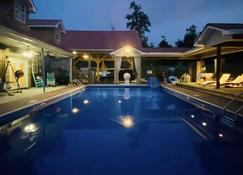 RV Living w/Pool @The House on the Hill - Laurel - Piscina