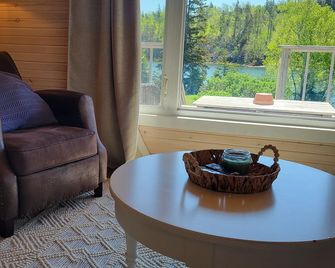 Cottage on Stanley River with amazing views and private pool - Kensington - Living room