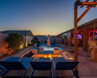The Monroe~2.5 Mi to Festivals, 5Bd 3 Bth, Amazing Pool & Backyard! Indoor Gym w A/C! Games! EV Char - Indio - Restaurant