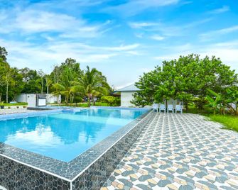 Hotel O Asiacamp Chalet Tanjung Karang - Kuala Selangor - Pool