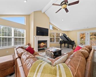 Timothys Timber Haven - Russellville - Living room