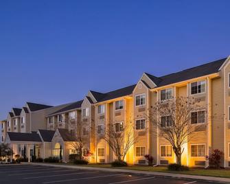 Microtel Inn & Suites by Wyndham Leesburg/Mt Dora - Leesburg - Building