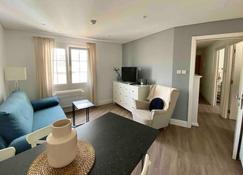 Deluxe City Centre Two Bedroom with Private Balcony - Grand Central House - Gibraltar - Wohnzimmer