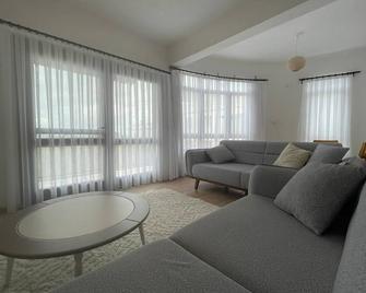 Deniz Manzaralı Geniş Teraslı Evimiz - Turgutreis - Living room