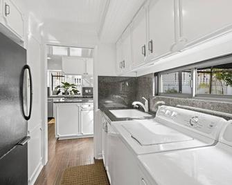 Stunning Balboa Island Beauty | Bayfront | Huge Double Lot for Unmatched Indoor/Outdoor Living! - Newport Beach - Kitchen
