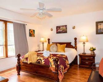 Beautiful Cottage on Large one Acre Private Lot - Eureka - Bedroom