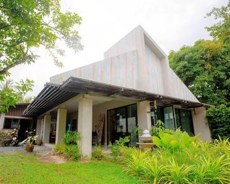 Ko Lanta Amantra Hostels - Women Only - Ko Lanta - Building