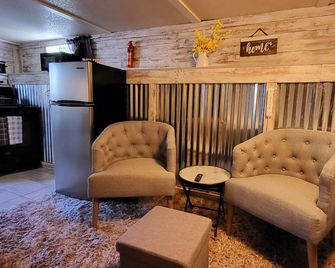 Quaint studio in Rapid City perfect for a cozy getaway - Rapid City - Living room