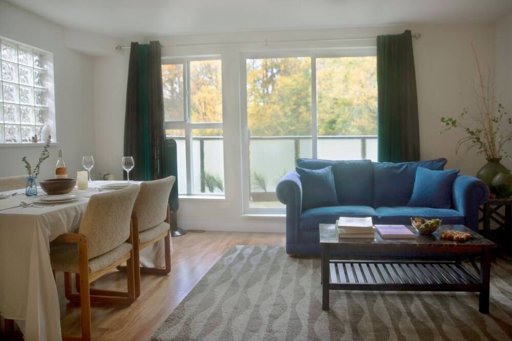 Centrally Located Warmingly Cozy and Spacious Home - فانكوفر - غرفة معيشة