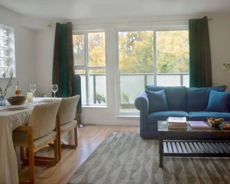 Centrally Located Warmingly Cozy and Spacious Home - Vancouver - Vardagsrum