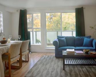 Centrally Located Warmingly Cozy and Spacious Home - فانكوفر - غرفة معيشة