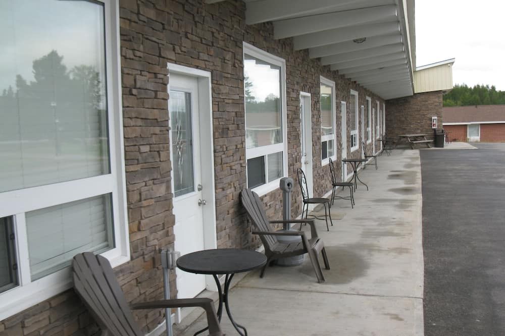 Goodman's Motel - Espanola - Patio
