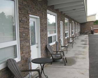 Goodman's Motel - Espanola - Patio