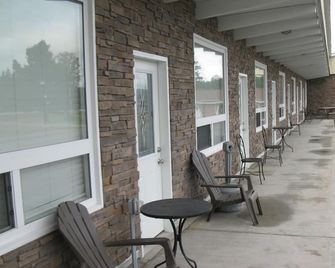 Goodman's Motel - Espanola - Patio