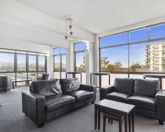 Rockhampton Riverside Central Hotel - Rockhampton - Living room