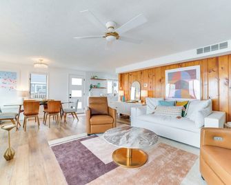 Bright Houghton Lake Home w/ Boat Dock + Fire Pit - Houghton Lake - Living room